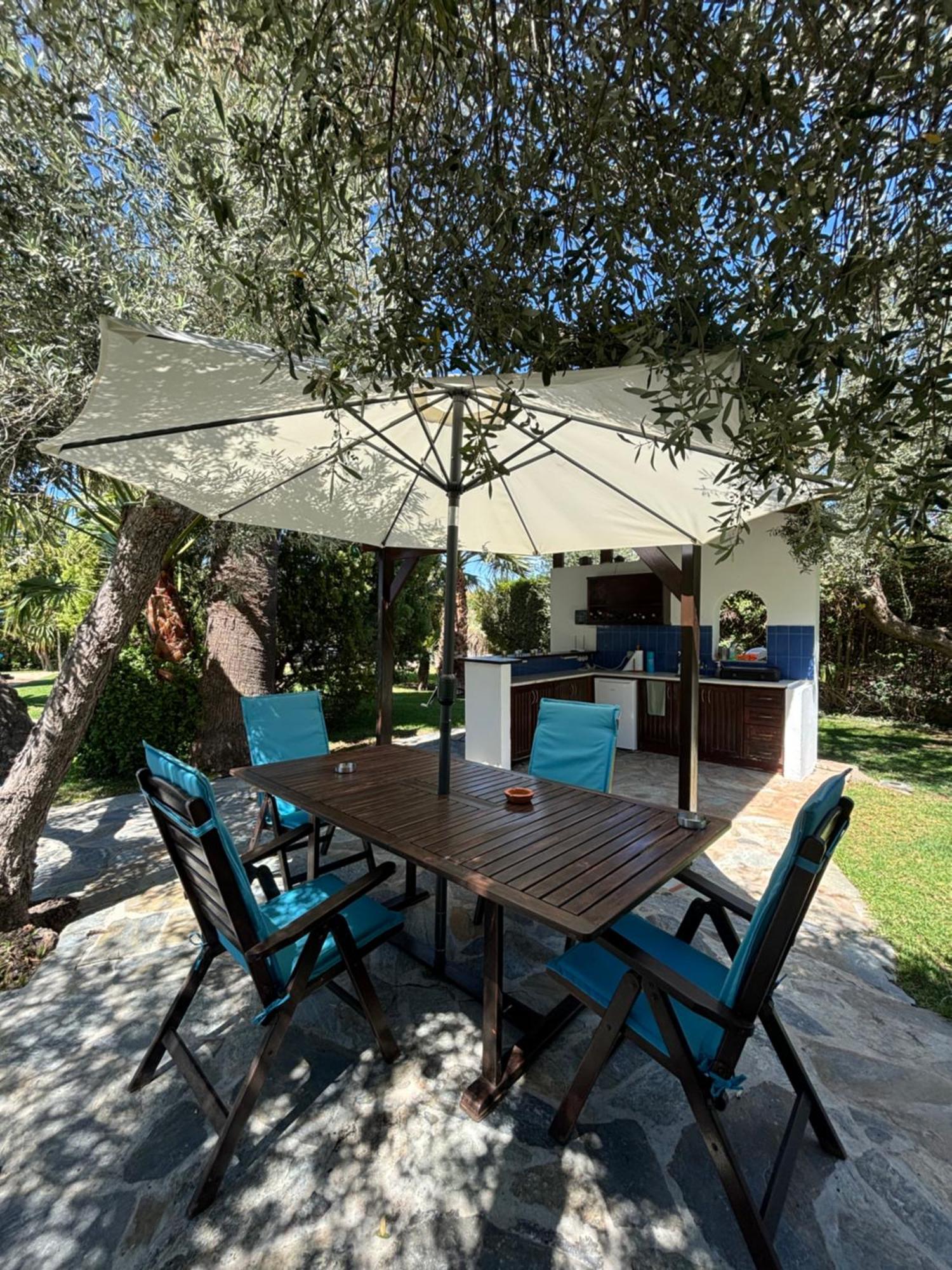Country House With Pool And Big Garden أوروبوس المظهر الخارجي الصورة
